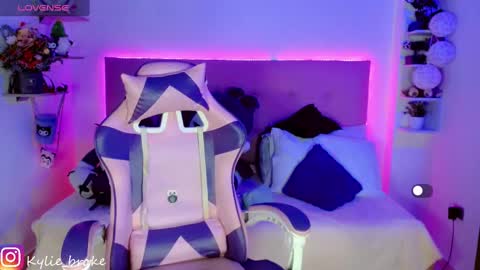 Snapshot of kylie_hottt_ chatting on 12.27.24 k ylie online show from 12.27.24