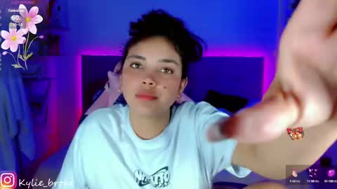 Snapshot of kylie_hottt_ chatting on 01.08.25 k ylie online show from 01.08.25