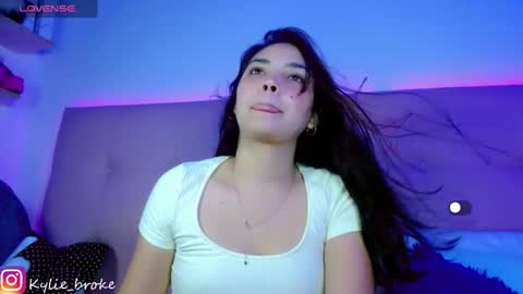Snapshot of kylie_hottt_ chatting on 02.04.25 k ylie online show from 02.04.25