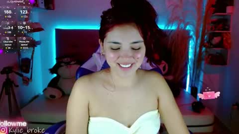 Snapshot of kylie_hottt_ chatting on 10.03.25 k ylie online show from 10.03.25