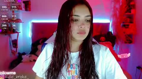 Snapshot of kylie_hottt_ chatting on 10.20.25 k ylie online show from 10.20.25