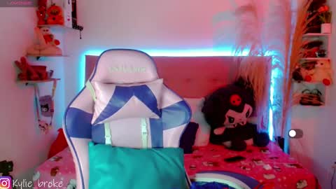 Snapshot of kylie_hottt_ chatting on 10.31.25 k ylie online show from 10.31.25