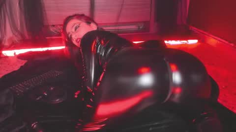 K Y L I E online show from 11.04.25