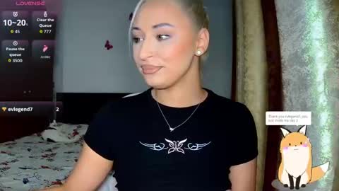 Snapshot of kylieoneadams chatting on 11.11.25 kylie online show from 11.11.25