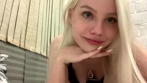 Snapshot of l1sa_bun chatting on 07.16.26 Alice online show from 07.16.26