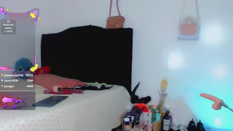 AriSaray online show from 10.18.25