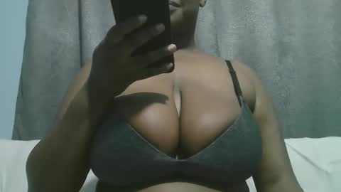 Snapshot of lady_dearra chatting on 10.28.25 lady_dearra online show from 10.28.25