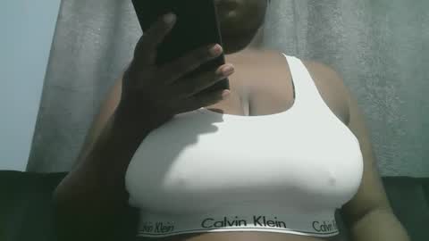 Snapshot of lady_dearra chatting on 11.18.25 lady_dearra online show from 11.18.25