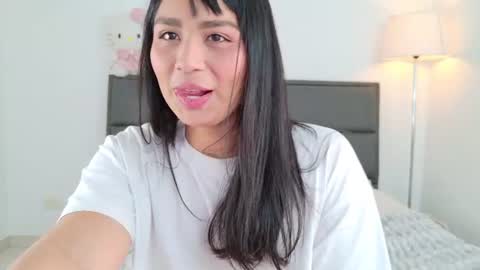 Snapshot of lady_ni chatting on 06.21.26 700 1300 -5 online show from 06.21.26