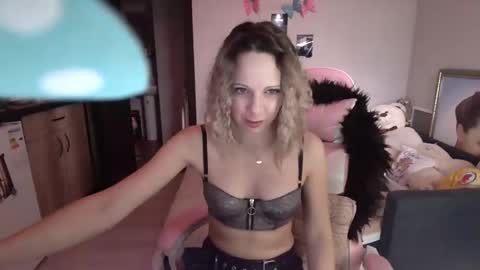 Snapshot of lady_smile69 chatting on 12.15.24 lady_smile69 online show from 12.15.24