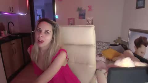 Snapshot of lady_smile69 chatting on 10.31.25 lady_smile69 online show from 10.31.25