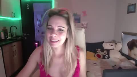 Snapshot of lady_smile69 chatting on 12.05.25 lady_smile69 online show from 12.05.25