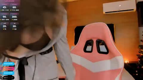 Snapshot of lady_yas chatting on 12.20.24 Yas online show from 12.20.24