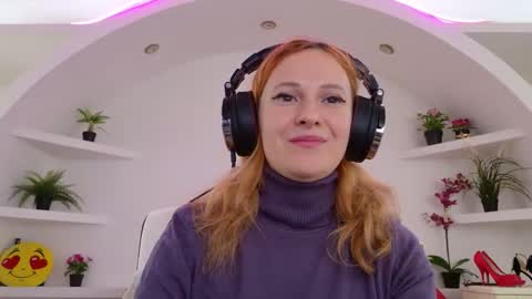 Snapshot of ladybigsmile chatting on 09.18.25 Sima Ladybigsmile online show from 09.18.25