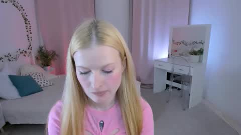 Snapshot of laly_peach chatting on 10.02.25 Laly online show from 10.02.25