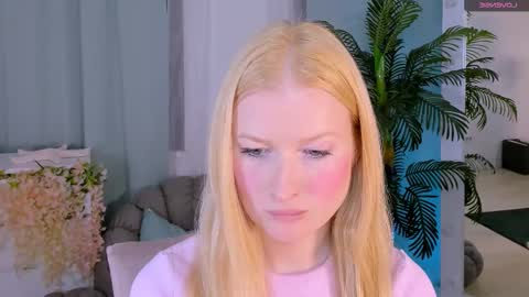 Snapshot of laly_peach chatting on 10.06.25 Laly online show from 10.06.25