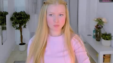 Snapshot of laly_peach chatting on 10.07.25 Laly online show from 10.07.25