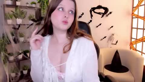 Snapshot of lana_moon__ chatting on 11.04.25 Lana online show from 11.04.25