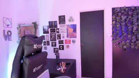 lanaherondale_ online show from 11.23.25