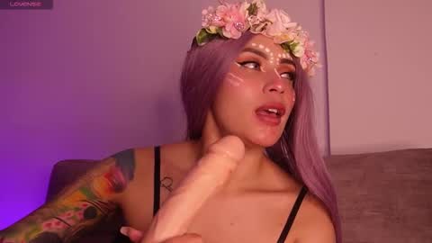 Snapshot of lara_bombshelll chatting on 10.30.25 Lara online show from 10.30.25