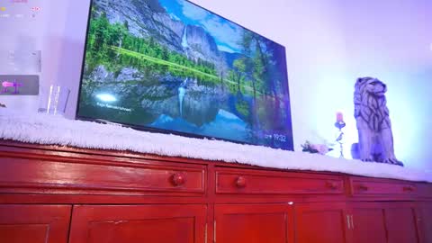 Hello Guys I am Lara Giraldo  WELCOME To my room online show from 11.13.25