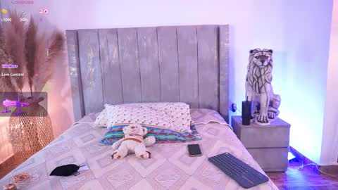 Hello Guys I am Lara Giraldo  WELCOME To my room online show from 12.14.25