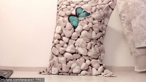 Snapshot of laracara chatting on 01.18.25 Lara online show from 01.18.25