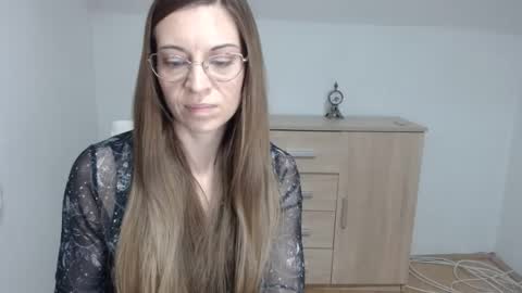 larawinters online show from 02.09.25