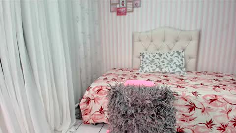 Snapshot of larissalove_doll chatting on 03.12.25 Larissas online show from 03.12.25