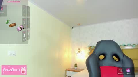 Snapshot of larsonmia chatting on 02.09.26 MIA online show from 02.09.26