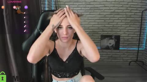 Snapshot of lasly_moon chatting on 10.19.25 lasly_moon online show from 10.19.25