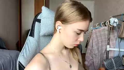 Snapshot of lateshastarnaud chatting on 07.16.26 Linet online show from 07.16.26