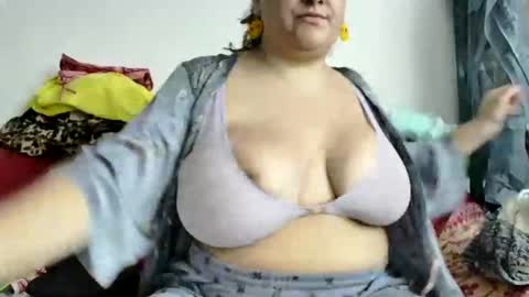 Snapshot of latinagoddess_isa chatting on 09.28.25 latinagoddess_isa online show from 09.28.25