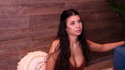 Latina online show from 10.28.25