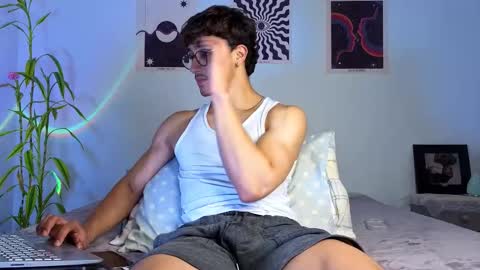 Snapshot of latinguyxl chatting on 10.22.25 Logan online show from 10.22.25