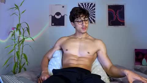 Snapshot of latinguyxl chatting on 10.23.25 Logan online show from 10.23.25