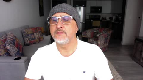 QS - INDEPENDENT MODEL online show from 02.02.25