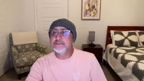 QS - INDEPENDENT MODEL online show from 10.17.25