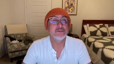 QS - INDEPENDENT MODEL online show from 10.22.25