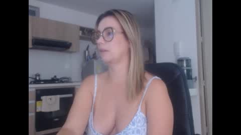 Snapshot of latinpaprika chatting on 02.25.25 latinpaprika online show from 02.25.25