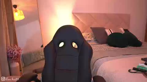 Snapshot of lau_bee_ chatting on 11.04.25 Laura online show from 11.04.25