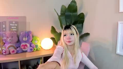 laukyubey1 online show from 11.14.25