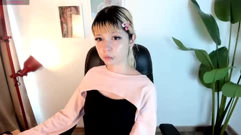 Snapshot of laukyubey1 chatting on 04.28.26 laukyubey1 online show from 04.28.26