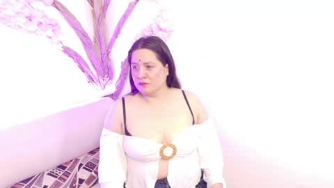 Snapshot of laura__castillo_ chatting on 05.16.26 online show from 05.16.26