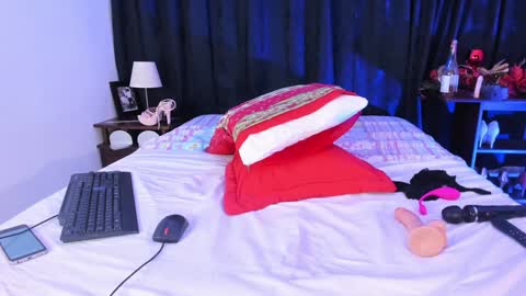 Snapshot of laura__martiinez chatting on 12.31.24 online show from 12.31.24