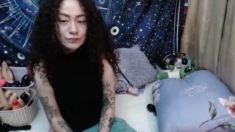 Snapshot of laura_anal_ chatting on 12.12.24 Wen online show from 12.12.24