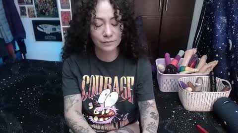 Snapshot of laura_anal_ chatting on 11.06.25 Wen online show from 11.06.25