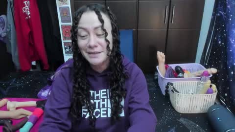 Snapshot of laura_anal_ chatting on 11.13.25 Wen online show from 11.13.25