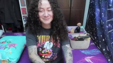 Snapshot of laura_anal_ chatting on 11.18.25 Wen online show from 11.18.25