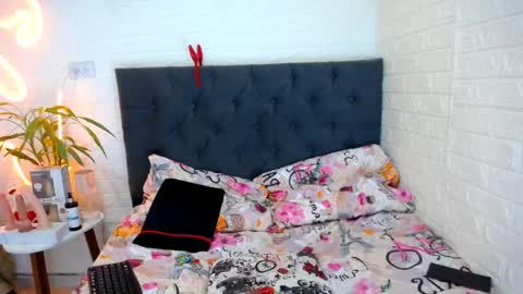 LAURA online show from 04.07.26